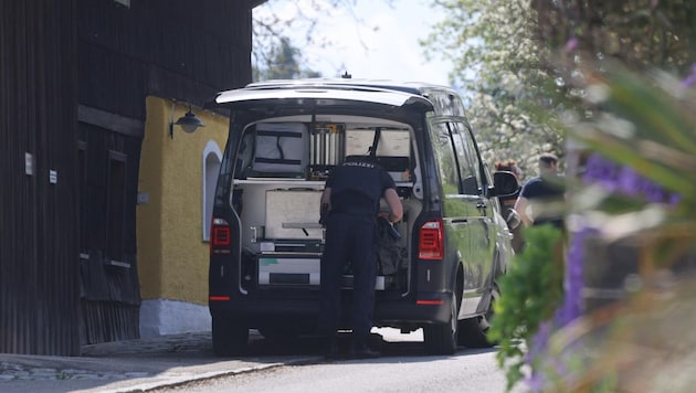 Die Spurensicherung am Tatort in einer kleinen Siedlung bei Eberschwang.