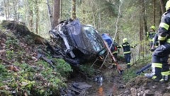 Die Feuerwehr mussten den Unfallwagen bergen.