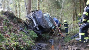 Die Feuerwehr mussten den Unfallwagen bergen.
