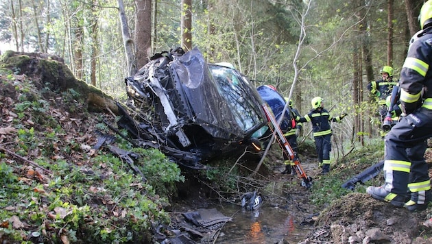 Die Feuerwehr mussten den Unfallwagen bergen.