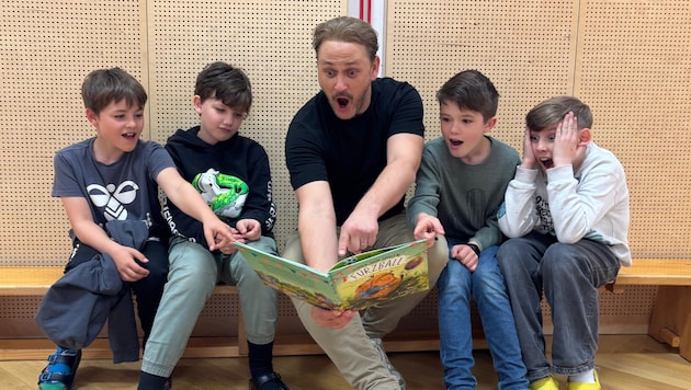 Leseonkel Christian besuchte die Schüler der Volksschule Finkenstein.