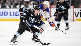 Die NHL-Stars „JJ“ Peterka und Superstar Connor McDavid (re.) im Zweikampf.