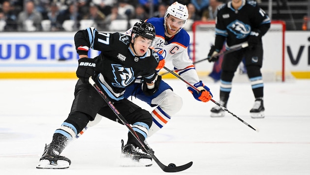 Die NHL-Stars „JJ“ Peterka und Superstar Connor McDavid (re.) im Zweikampf.