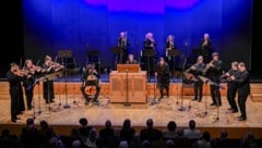 Frithjof Smith machte das Publikum mit einem typischen Blasinstrument dieser Epoche vertraut, ...