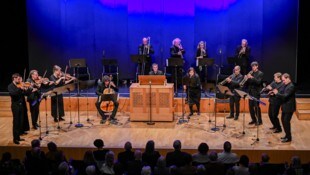 Frithjof Smith machte das Publikum mit einem typischen Blasinstrument dieser Epoche vertraut, ...