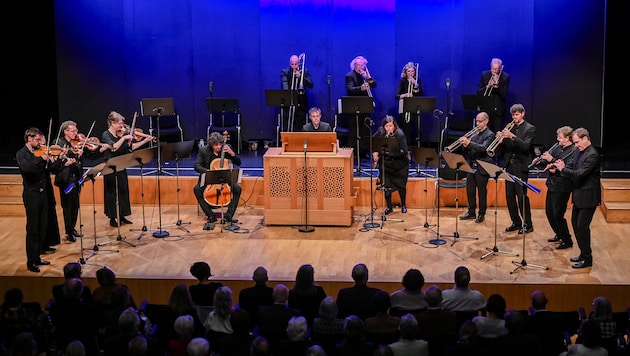 Frithjof Smith machte das Publikum mit einem typischen Blasinstrument dieser Epoche vertraut, ...