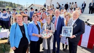 Bundespräsident Alexander Van der Bellen und seine Frau Doris Schmidauer mit ÖVP-Bürgermeister ...