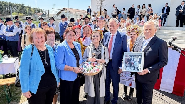 Bundespräsident Alexander Van der Bellen und seine Frau Doris Schmidauer mit ÖVP-Bürgermeister ...