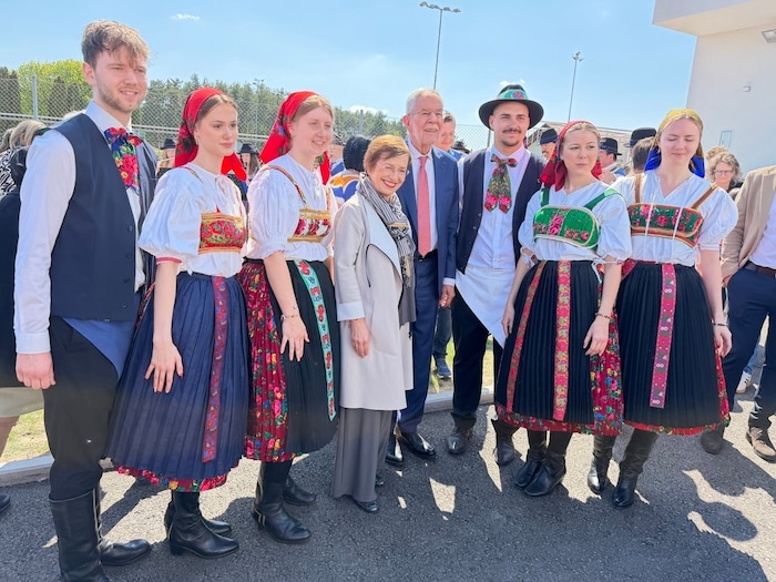 Für ein Erinnerungsfoto mit Tänzern in der farbenprächtigen Stinatzer Festtagstracht nahm Van ...