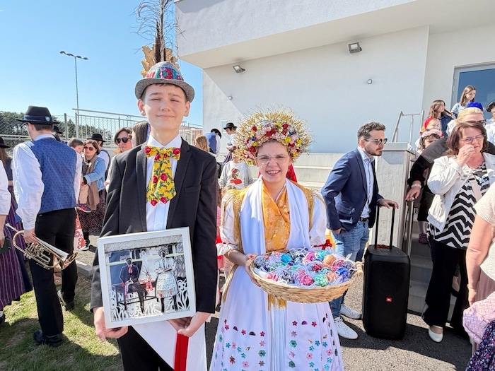 Selbstverständlich mit dabei: das junge Kränzlerpaar mit den Geschenken.