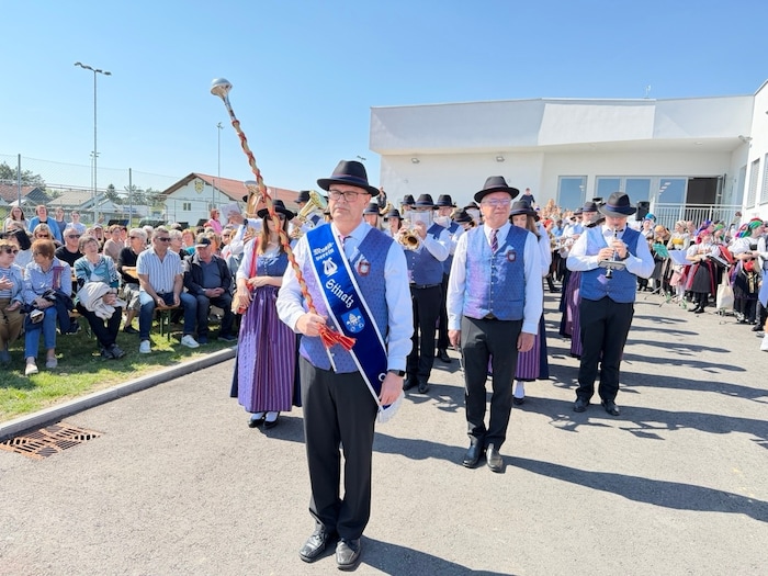 Auch der Musikverein und die Freiwillige Feuerwehr marschierten auf.