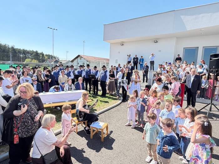 Die Kindergarten- und Volkschulkinder brachten dem Ehrengast voller Inbrunst ein Ständchen.