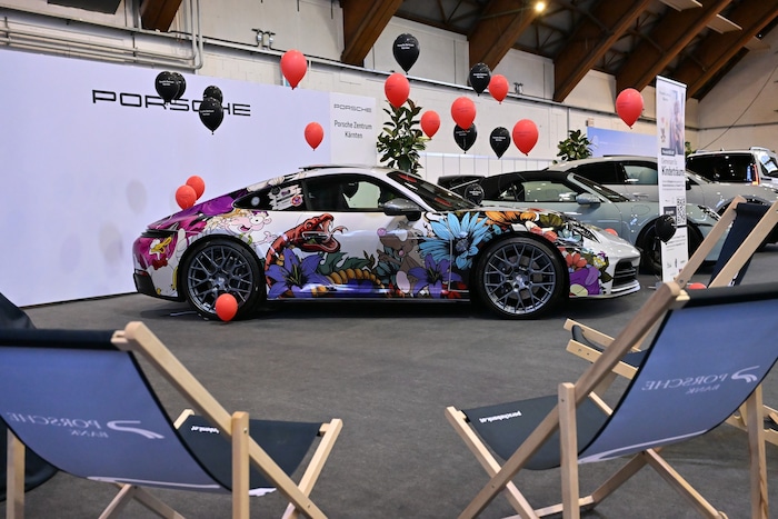 Der Porsche wurde von Mario Stroitz künstlerisch umgestaltet.