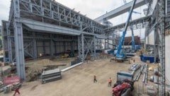 Links die riesige Schrotthalle, dahinter entsteht das 60 Meter hohe Rohstofflager.