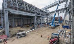 Links die riesige Schrotthalle, dahinter entsteht das 60 Meter hohe Rohstofflager.