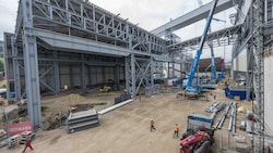 Links die riesige Schrotthalle, dahinter entsteht das 60 Meter hohe Rohstofflager.