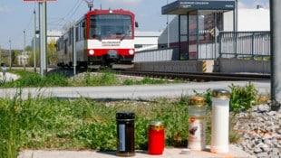 An diesem unbeschrankten Bahnübergang in Nußdorf kam Alexander Manninger nach einem Zusammenstoß ...