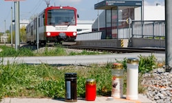 An diesem unbeschrankten Bahnübergang in Nußdorf kam Alexander Manninger nach einem Zusammenstoß ...