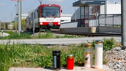 An diesem unbeschrankten Bahnübergang in Nußdorf kam Alexander Manninger nach einem Zusammenstoß ...
