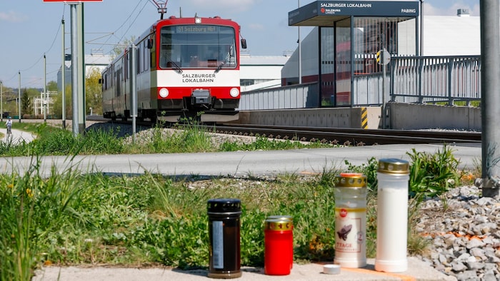 Am Bahnübergang standen noch Tage später Grabkerzen für den Fußball-Torhüter.
