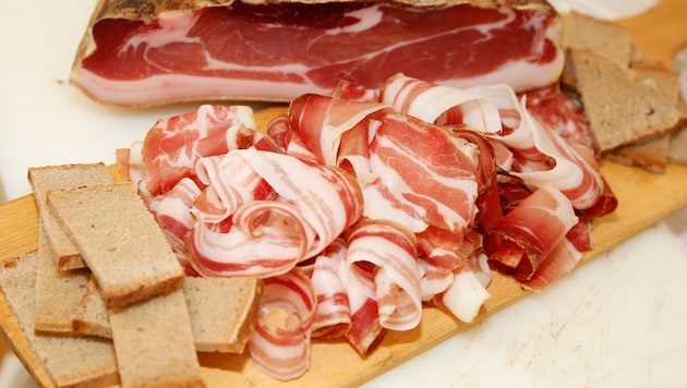 Ein bissl Mageres, ein bissl Fettes, viel Aroma: Speck mit Brot, Speck als Zutat bei ...
