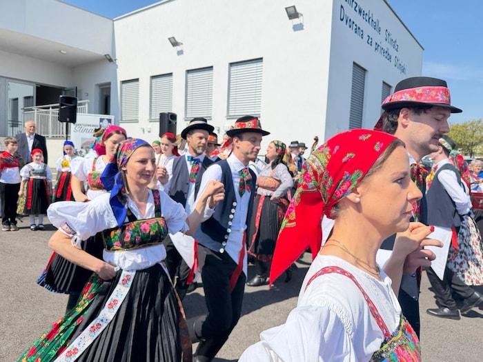 Allein die bunten Trachten sind ein Hingucker.