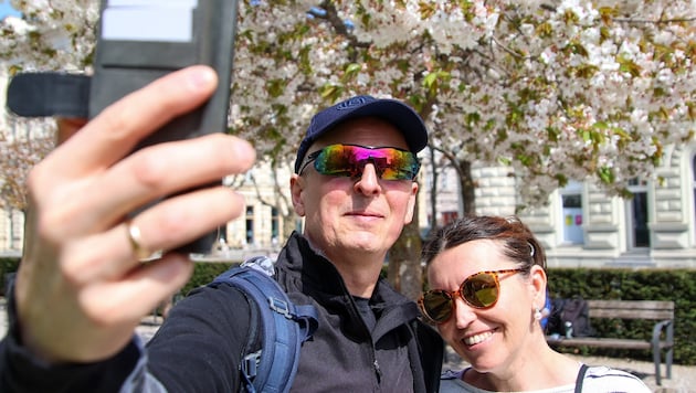 Thomas und Isa aus Wien erfreuen sich an den Blüten im Salzburger Kurgarten.