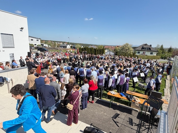 Das ganze Dorf war auf den Beinen.
