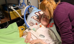 Bastian ist ans Bett gefesselt, seine Mutter bestreitet in der Pflege den Löwenanteil.