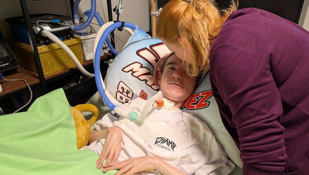 Die Mama kümmert sich sehr um ihren Sohn, der auch an einer Beatmungsmaschine hängt.