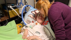 Die Mama kümmert sich sehr um ihren Sohn, der auch an einer Beatmungsmaschine hängt.