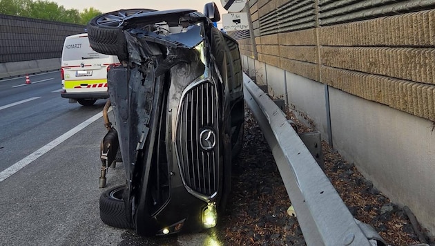 Der Pkw landete auf der Seite – der Lenker wurde verletzt.