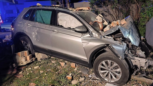 Erst ein Baum in einem Garten beendete die Fahrt.