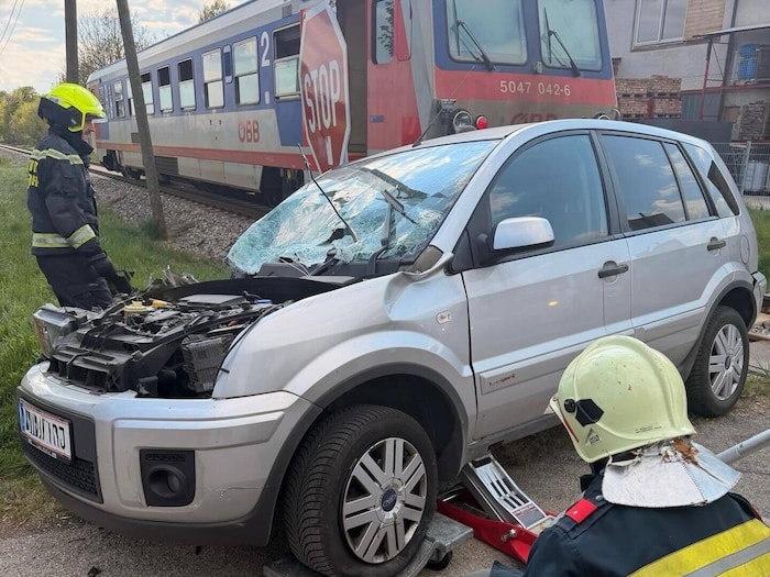 Glimpflich endete die Kollision eines Pkw mit einem Zug.