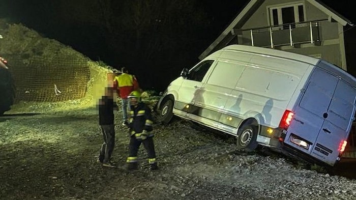 Ein weiterer Einsatz: Ein Transporter drohte auf einem Grundstück zu kippen