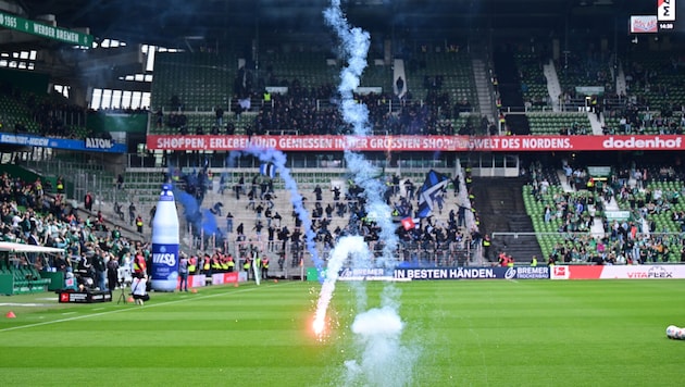 HSV-Fans warfen Leuchtraketen in Richtung der gegnerischen Anhänger.