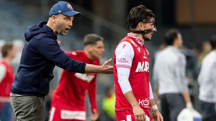 Trainer Ferdl Feldhofer (l.) „weckte“ seine Truppe zur Pause lautstark auf und durfte sich am ...