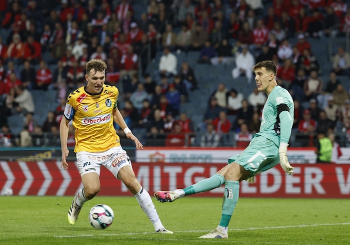 Goalie Franz Stolz (r.) rettete dem GAK mit Superparaden das Remis.