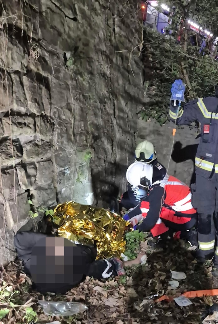 Der 22-Jährige stürzte vier Meter in die Tiefe und brach sich den Knöchel.