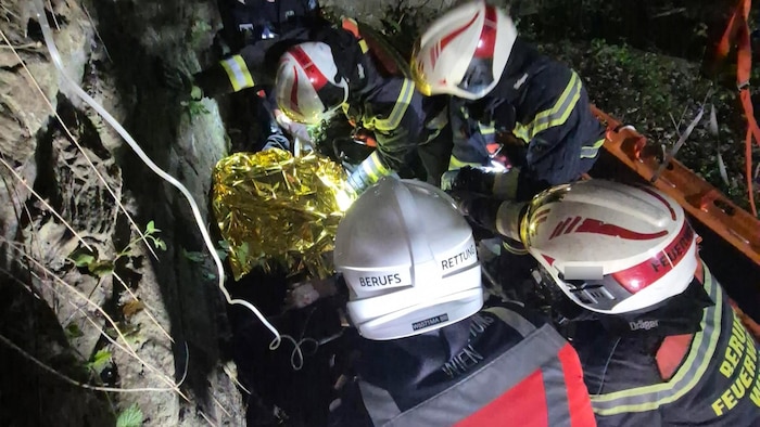 Das Bachbett war zum Zeitpunkt des Unfalls glücklicherweise ausgetrocknet.