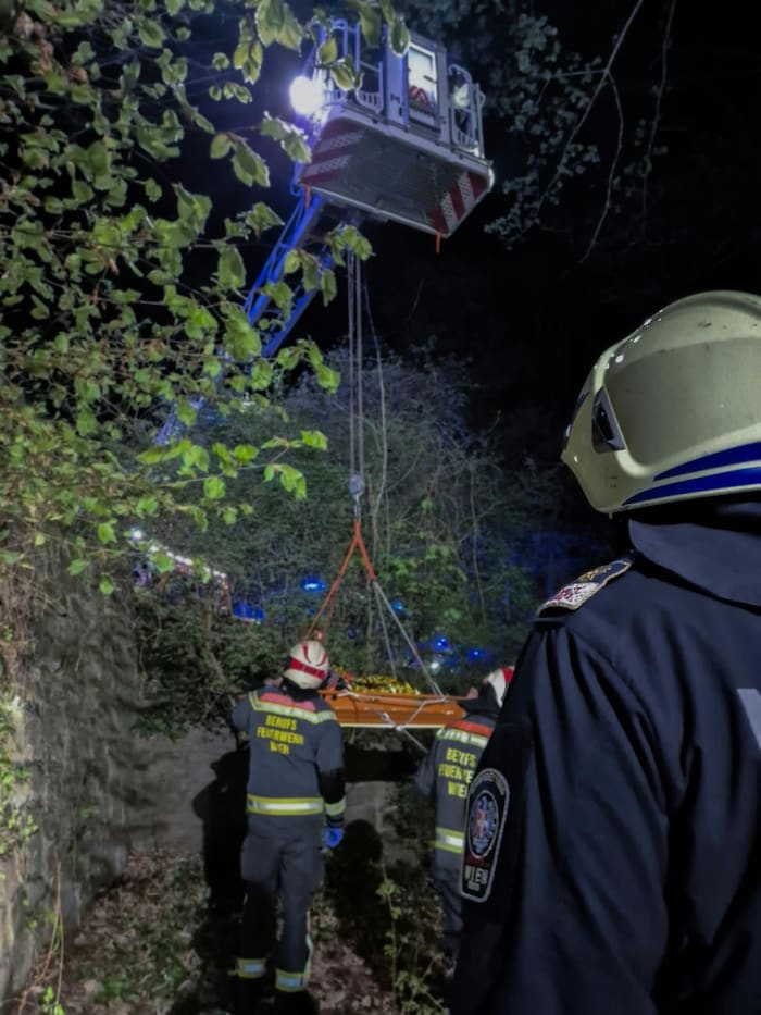 Mittels einer Schaufel- und Schleifkorbtrage wurde er geborgen.