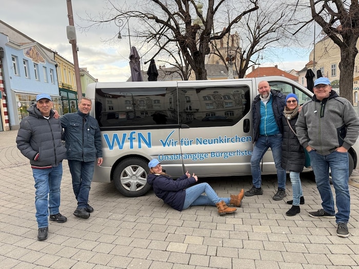 Marcus Berlosnig (3.v.r.) und sein hellblaues Team versprechen volle Transparenz.
