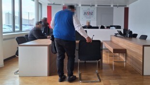 Zwischendurch wirft Frau Rat eine Frage in den Raum: „Sind Sie eigentlich in psychologischer ...