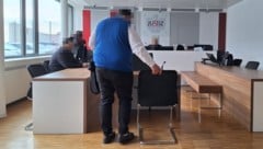 Zwischendurch wirft Frau Rat eine Frage in den Raum: „Sind Sie eigentlich in psychologischer ...