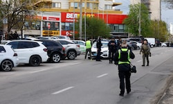 Polizei im Einsatz vor dem Supermarkt in Kiew, in den der Schütze floh
