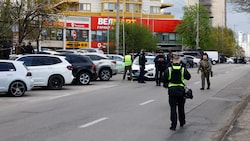 Polizei im Einsatz vor dem Supermarkt in Kiew, in den der Schütze floh