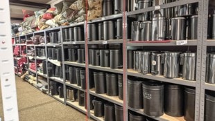 Dutzende Mülleimer können am Mittwoch ersteigert werden.