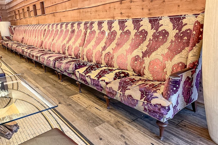 Auch diese Designer-Sesselbank kann ersteigert werden.