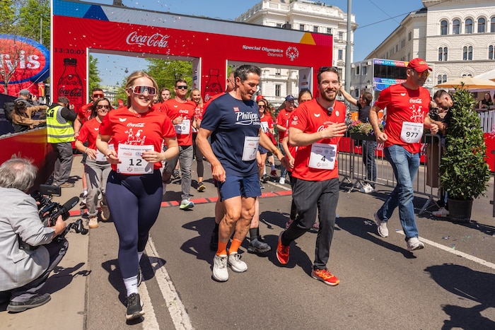 Auch die Para-Spitzenathleten Elina Stary (links) und Andreas Onea (re.) liefen mit.