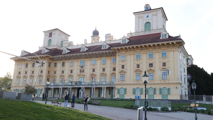 353 Absolventinnen und Absolventen erhielten am Samstag im Schloss Esterházy ihr Diplom.